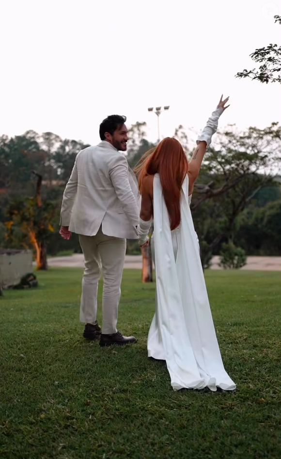O vestido de noiva de Viih Tube foi criado à distância pela estilista Silvana Schatt, que viajou a São Paulo para fazer uma prova presencial antes do casamento civil