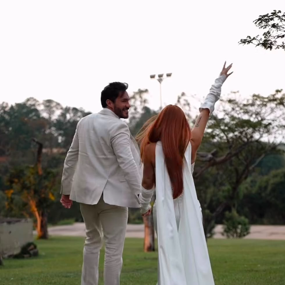 O vestido de noiva de Viih Tube foi criado à distância pela estilista Silvana Schatt, que viajou a São Paulo para fazer uma prova presencial antes do casamento civil