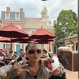 Entre um brinquedo e outro, Ludmilla também garantiu a pausa para o lanche: cantora foi clicada comendo durante passeio pela Disney