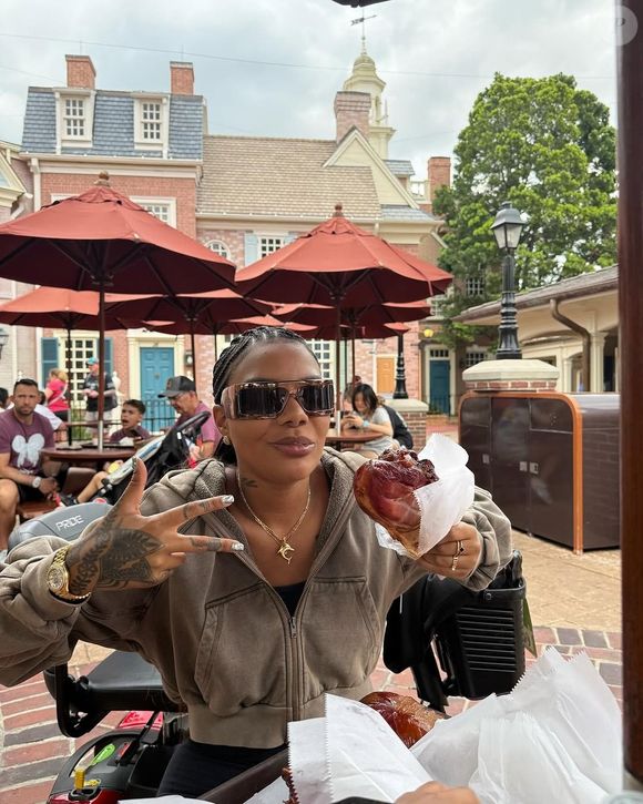 Entre um brinquedo e outro, Ludmilla também garantiu a pausa para o lanche: cantora foi clicada comendo durante passeio pela Disney