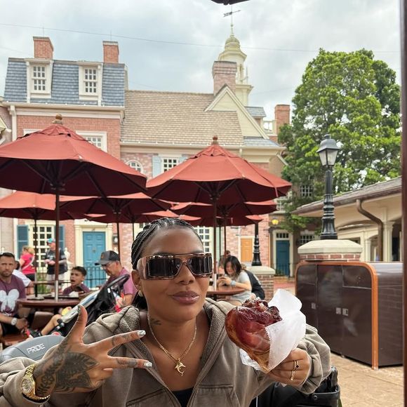 Entre um brinquedo e outro, Ludmilla também garantiu a pausa para o lanche: cantora foi clicada comendo durante passeio pela Disney