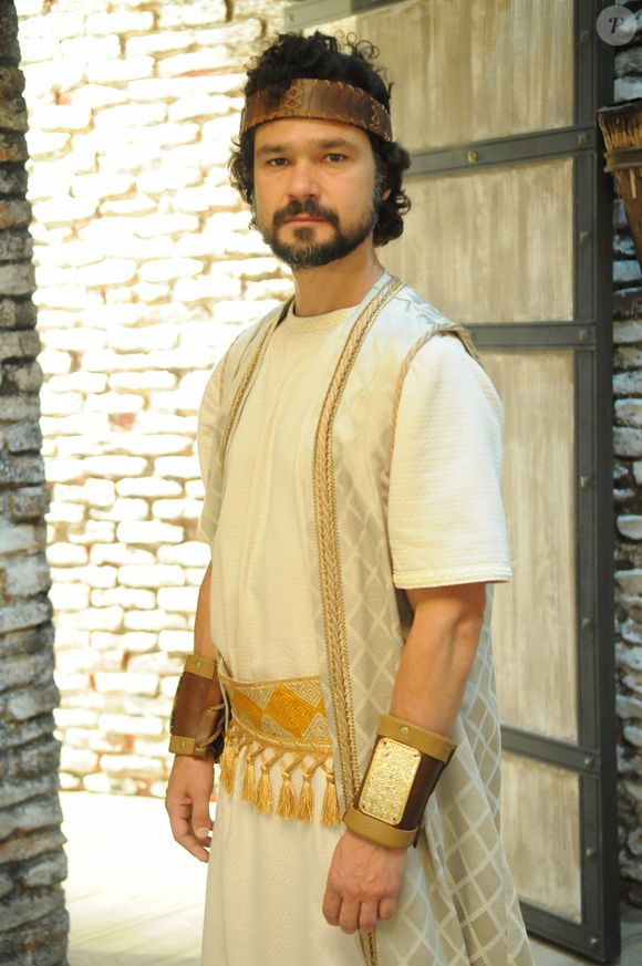 Último capítulo da novela 'O Rico e Lázaro': depois de escapa da cova dos leões, Daniel (Gabriel Gracindo) é agraciado por Deus e tem uma visão do futuro da Humanidade