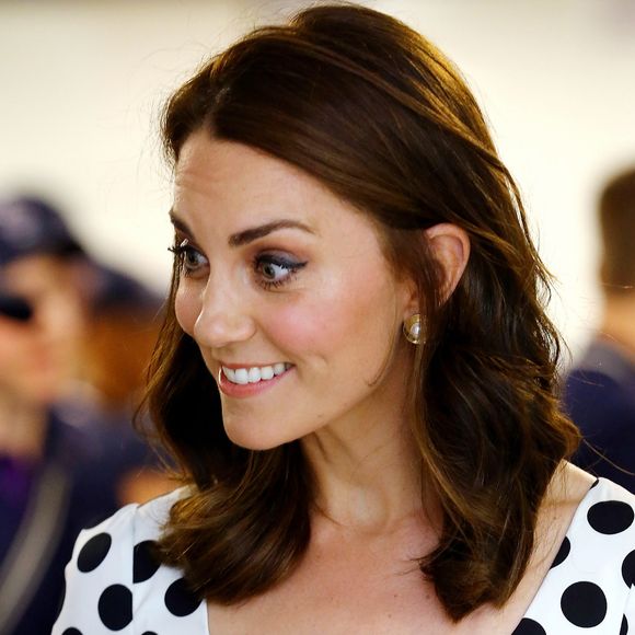 Mais curtinho, o look de Kate Middleton deu um ar mais leve e maduro