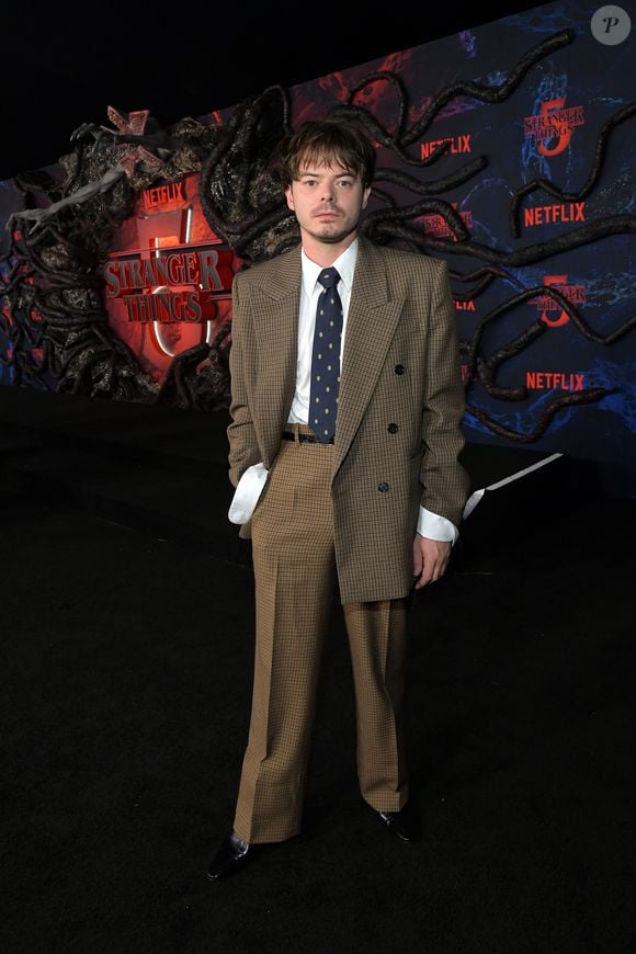 Em entrevista, Charlie Heaton contou como o namoro se desenvolveu e revelou que a atriz de 'Stranger Things' é a sua melhor amiga na vida real