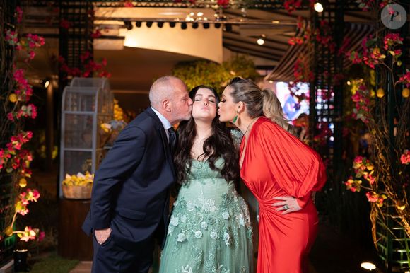 Separados, Tânia Mara e Jayme Monjardim posaram com a filha em festa de debutante