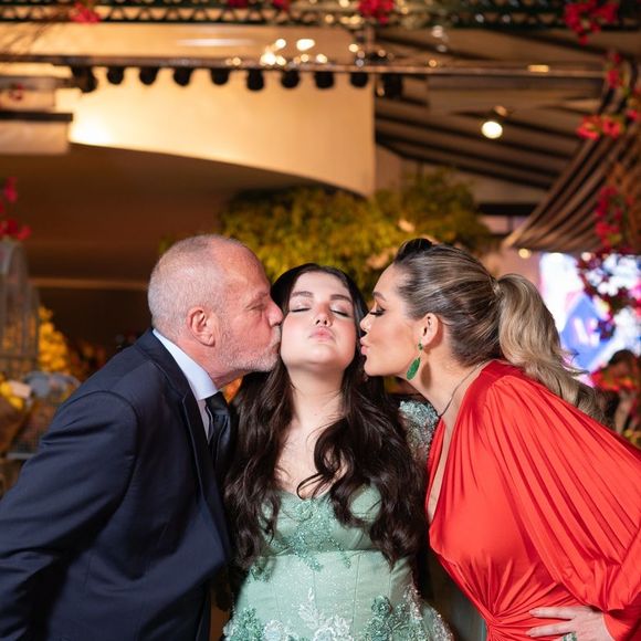 Separados, Tânia Mara e Jayme Monjardim posaram com a filha em festa de debutante