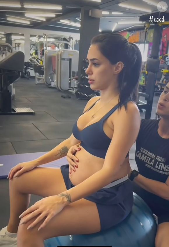 Grávida, Bruna Biancardi também fez atividades com a bola de pilates.