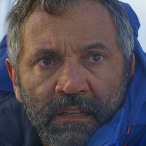 No centro de 'Sete Vidas' está Miguel, personagem vivido por Domingos Montagner. Sua vida muda completamente quando ele descobre ser pai biológico de sete filhos gerados a partir de uma doação anônima de sêmen realizada anos antes.