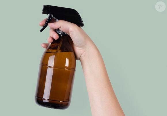 Teste a mistura em uma área pouco visível e, se estiver tudo ok, aplique o spray a alguns centímetros da superfície desejada. Depois, é só curtir o cheiro de limpeza