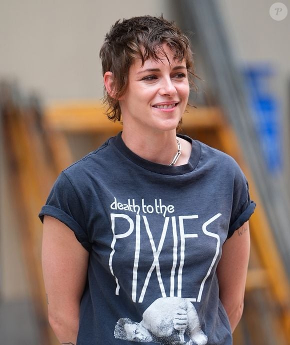 Kristen Stewart explorou, em 2026, uma versão texturizada do pixie, com laterais e nuca curtas e topo mais longo, valorizando a textura natural dos fios e criando um efeito messy, com volume e movimento