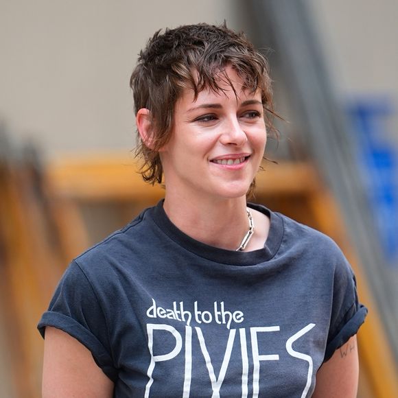 Kristen Stewart explorou, em 2026, uma versão texturizada do pixie, com laterais e nuca curtas e topo mais longo, valorizando a textura natural dos fios e criando um efeito messy, com volume e movimento