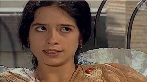 Angélica (Palomma Duarte) sorri, aliviada. Augusto critica a decisão do sogro