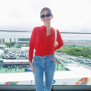 Moda Outono 2026: Bruna Marquezine é estilosa e gosta de jeans com modelagem cintura alta, além de combinar com peças confortáveis, como esse cardigã vermelho ajustado.