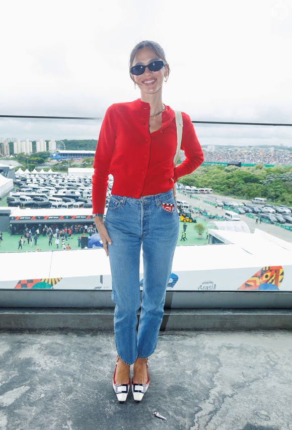 Moda Outono 2026: Bruna Marquezine é estilosa e gosta de jeans com modelagem cintura alta, além de combinar com peças confortáveis, como esse cardigã vermelho ajustado.