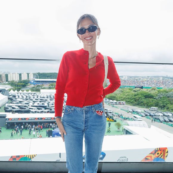 Moda Outono 2026: Bruna Marquezine é estilosa e gosta de jeans com modelagem cintura alta, além de combinar com peças confortáveis, como esse cardigã vermelho ajustado.