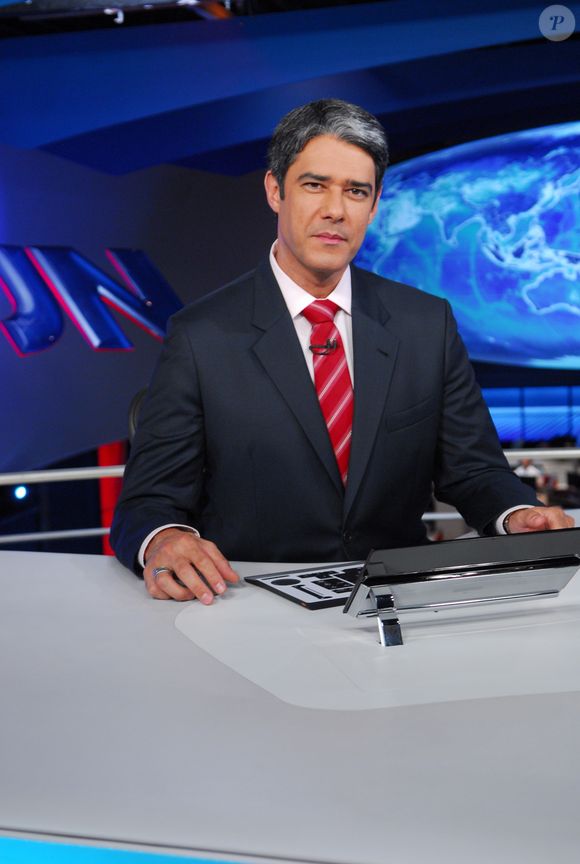 'Estou chorando': internautas se emocionam com apresentador ao vivo se despedindo do 'Jornal Nacional'
