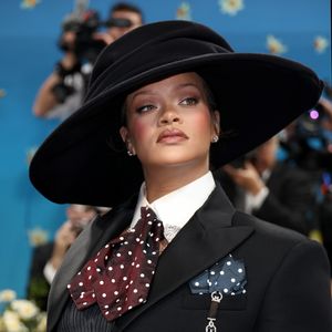Popstar encerra o tapete vermelho em grande estilo com visual assinado por Marc Jacobs e Stephen Jones mostrando que a alfaiataria é tendência atemporal no guarda roupa feminino