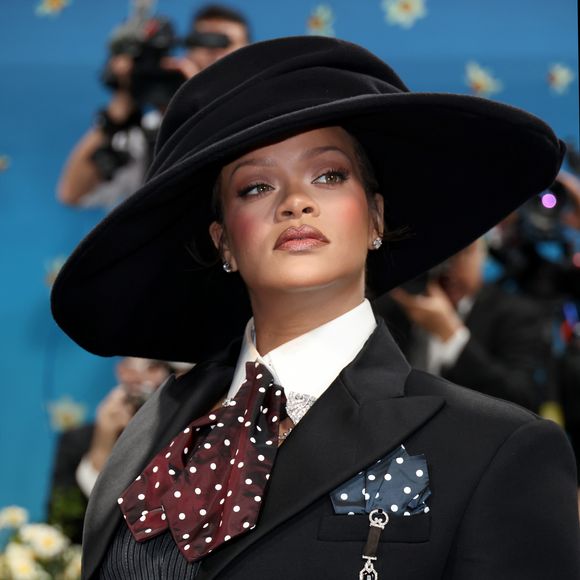 Popstar encerra o tapete vermelho em grande estilo com visual assinado por Marc Jacobs e Stephen Jones mostrando que a alfaiataria é tendência atemporal no guarda roupa feminino
