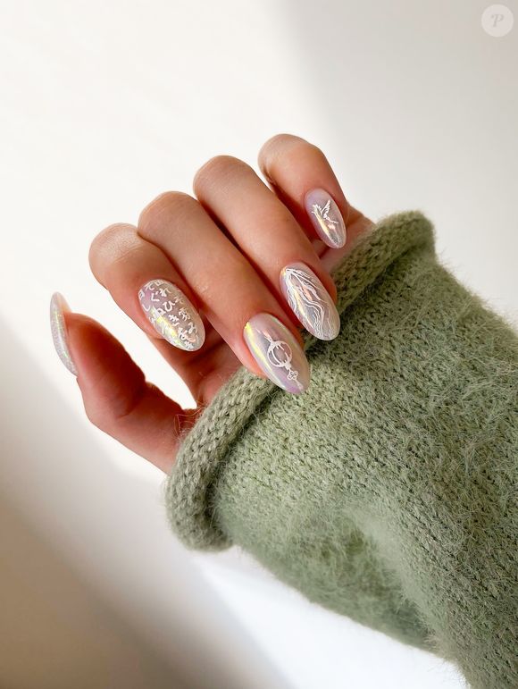 Branco e prateado se misturam nessa opção de unhas decoradas clarinhas