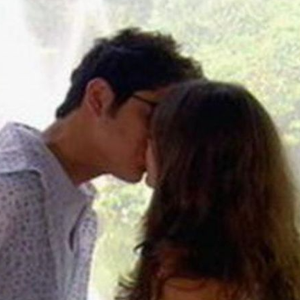 Primeiro beijo de Isabelle Drummond na TV foi em 'Caras e Bocas' com Miguel Rômulo