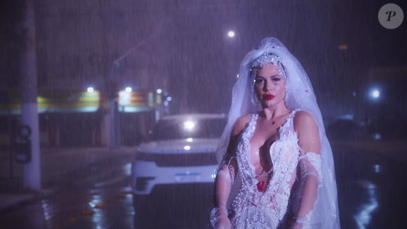 Deolane em trecho do clipe de 'Meu Menino'