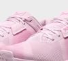 No dia a dia, o Nike Metcon 10 também combina bem com vestidos midi em tons de branco ou cru, fazendo com que seu tom de sorvete de framboesa seja um ponto de destaque na composição