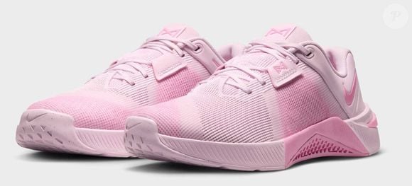 No dia a dia, o Nike Metcon 10 também combina bem com vestidos midi em tons de branco ou cru, fazendo com que seu tom de sorvete de framboesa seja um ponto de destaque na composição