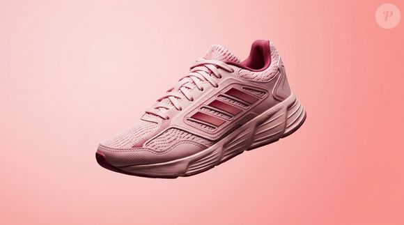 Custando R$ 437,80, Adidas Galaxy Star W viraliza ao apostar em conforto esportivo e estética retrô em alta na moda