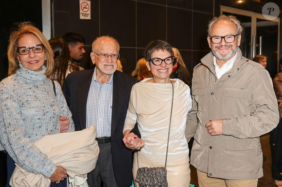 Sandra Annenberg, o pai, Alexandre Annenberg Neto, o marido, Ernesto Paglia, e a madrasta, Brenice, show de Roberto Carlos em 5 de junho de 2025
