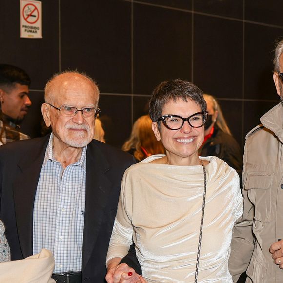 Sandra Annenberg, o pai, Alexandre Annenberg Neto, o marido, Ernesto Paglia, e a madrasta, Brenice, show de Roberto Carlos em 5 de junho de 2025
