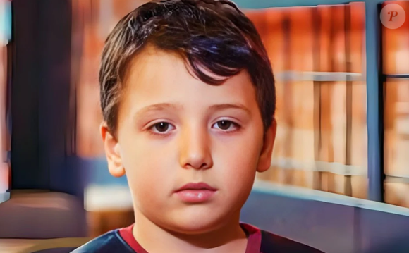 Bahar leva Arda para seu apartamento, enquanto Ceyda vai trabalhar, e dá o quebra-cabeça para o menino montar, mas ele fica indiferente diante do jogo.