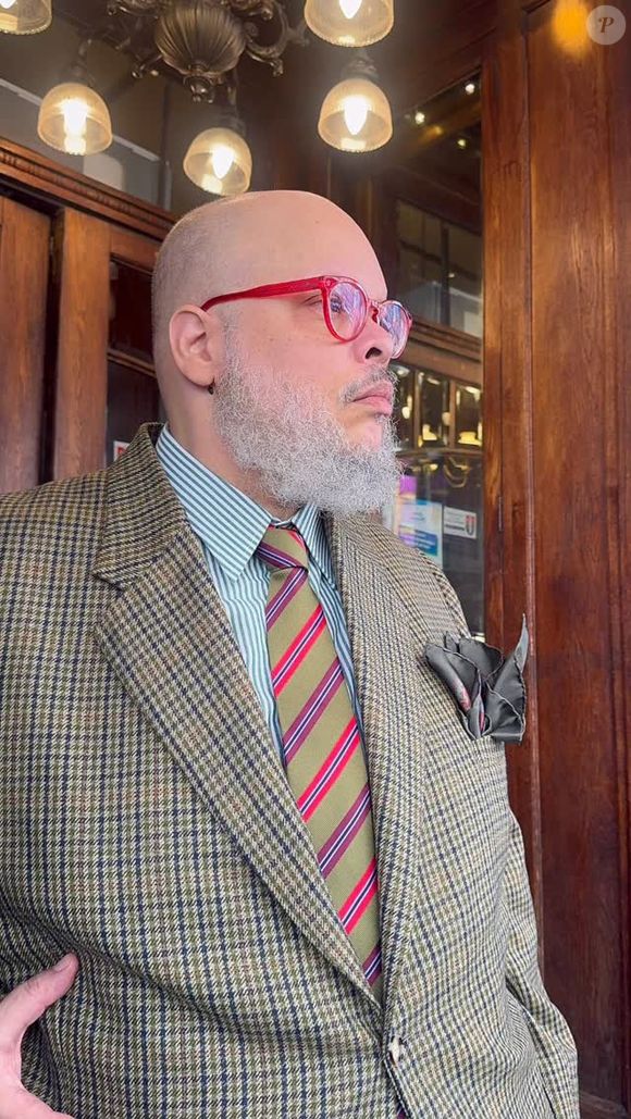 Ed Motta acusa os clientes da outra mesa de xingamentos homofóbicos e xenofóbicos