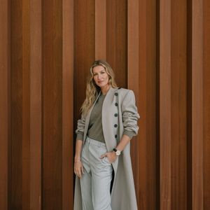 Ao acenar para o fotógrafo, Gisele Bündchen deixou parte da barriga de fora e mostrou estar com o abdômen sequinho