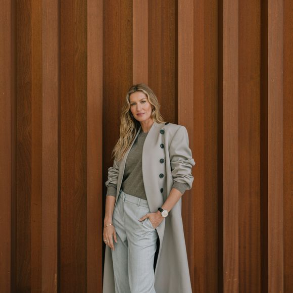 Ao acenar para o fotógrafo, Gisele Bündchen deixou parte da barriga de fora e mostrou estar com o abdômen sequinho