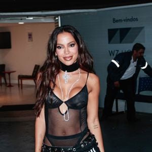 Anitta perdeu a paciência com fã e foi detonada na web: 'Humilha'