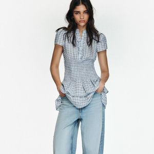 Para quem prefere vestidos leves, e gosta de usar com calça jeans, uma das opções é o Vestido Curto Xadrez com Babado, confeccionado em algodão 100%