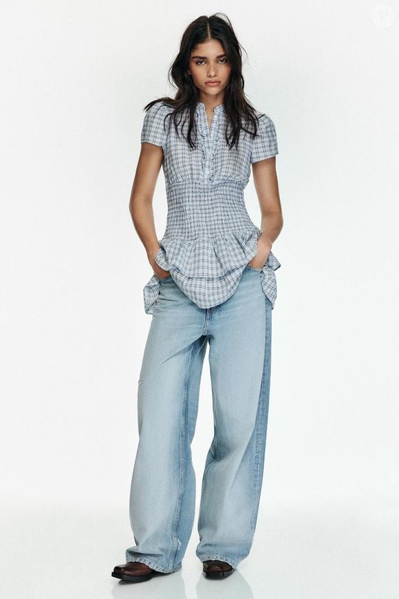 Para quem prefere vestidos leves, e gosta de usar com calça jeans, uma das opções é o Vestido Curto Xadrez com Babado, confeccionado em algodão 100%