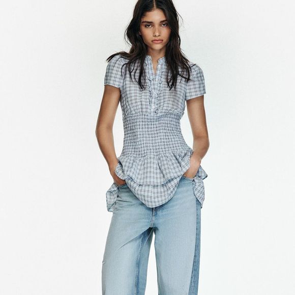 Para quem prefere vestidos leves, e gosta de usar com calça jeans, uma das opções é o Vestido Curto Xadrez com Babado, confeccionado em algodão 100%