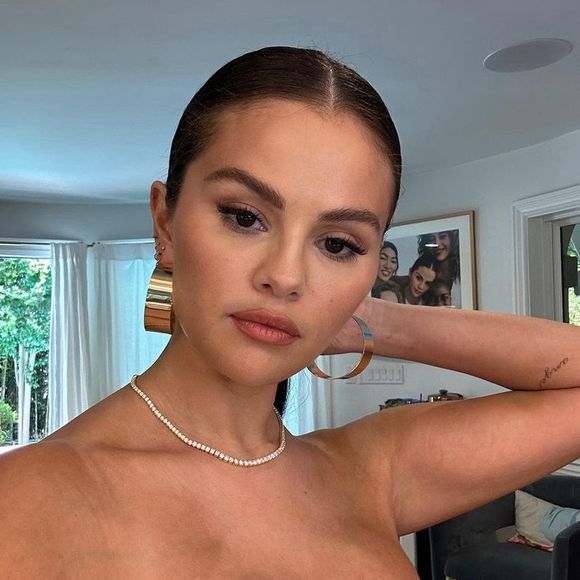 Diante dos comentários, Gomez fez questão de esclarecer que as alterações em seu rosto estão ligadas ao uso de esteroides para controlar a doença autoimune.