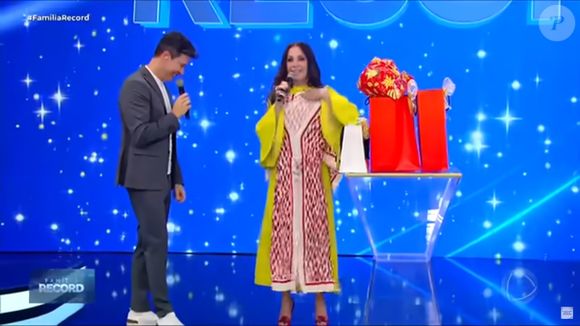 De saída da Record, Rodrigo Faro deu três presentes para Carolina Ferraz: uma frigideira, uma panela e um vestido