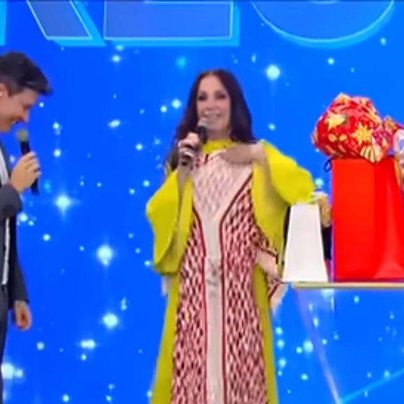 De saída da Record, Rodrigo Faro deu três presentes para Carolina Ferraz: uma frigideira, uma panela e um vestido