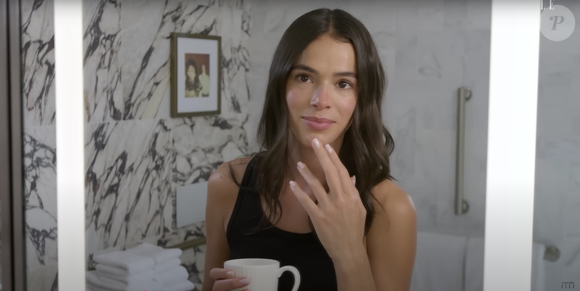 Em seguida, Bruna Marquezine cuida da sua pele aplicando protetor solar e hidratante quando a pele está seca