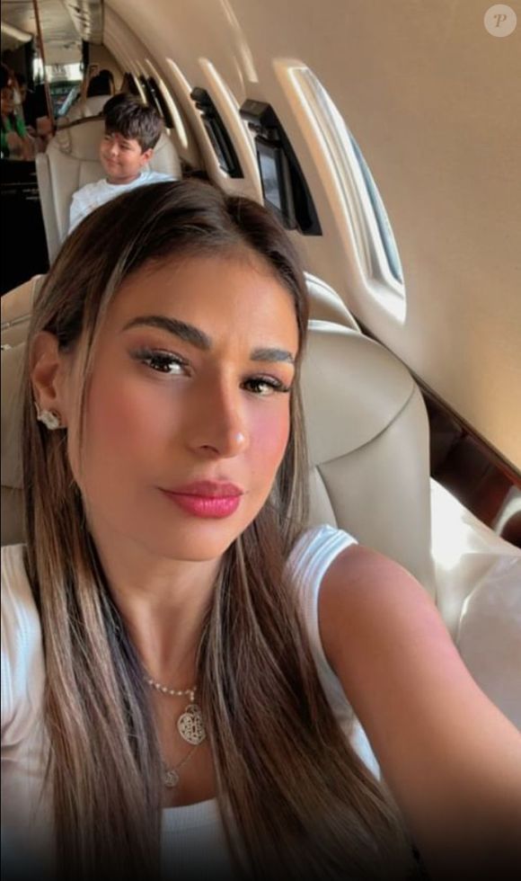 Simone Mendes retirou o excesso de pele dos olhos sem precisar fazer uma blefaroplastia