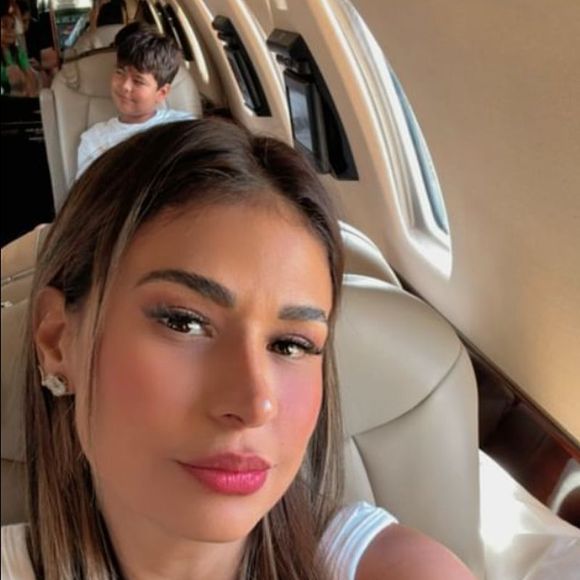 Simone Mendes retirou o excesso de pele dos olhos sem precisar fazer uma blefaroplastia