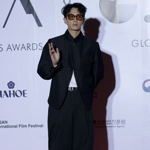 O ator taiwanês Kai Ko, empossado como embaixador da Prada em 2014, foi preso por consumo de drogas em uma casa de massagem no mesmo ano