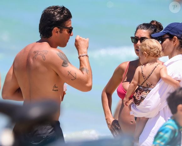 Ator da Globo, Chay Suede, passa o sábado na praia com a esposa e a herdeira