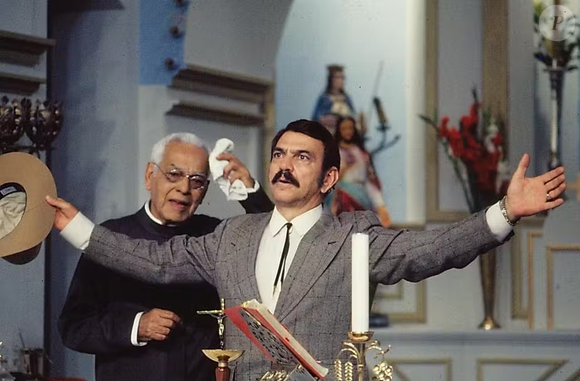 'Roque Santeiro' foi vítima de censura em 1975; dias antes da estreia, órgão do governo decidiu aumentar a classificação indicativa para maiores de 16 anos (após as 22h): 'Sujeita ainda a novela a vários cortes com o fim de suprimir cenas e situações inconvenientes' - na foto, Lima Duarte e Paulo Gracindo na versão de 1985, fenômeno de audiência
