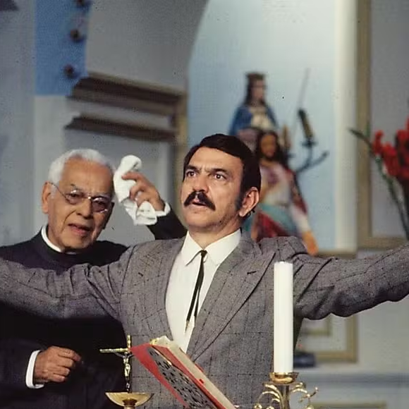 'Roque Santeiro' foi vítima de censura em 1975; dias antes da estreia, órgão do governo decidiu aumentar a classificação indicativa para maiores de 16 anos (após as 22h): 'Sujeita ainda a novela a vários cortes com o fim de suprimir cenas e situações inconvenientes' - na foto, Lima Duarte e Paulo Gracindo na versão de 1985, fenômeno de audiência