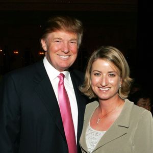 2005: Donald Trump posa com a jogadora de golfe Karrie Webb em um evento beneficente