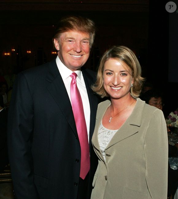 2005: Donald Trump posa com a jogadora de golfe Karrie Webb em um evento beneficente